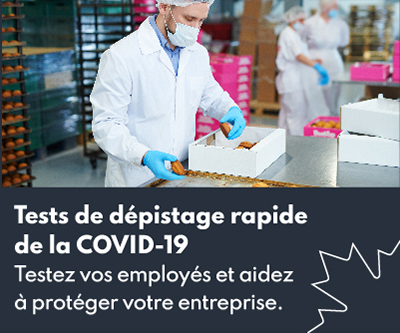Un employé travaillant dans une cuisine tout en portant un masque et des gants, au-dessus des mots : Tests de dépistage rapide de la COVID-19. Testez vos employés et aidez à protéger votre entreprise.