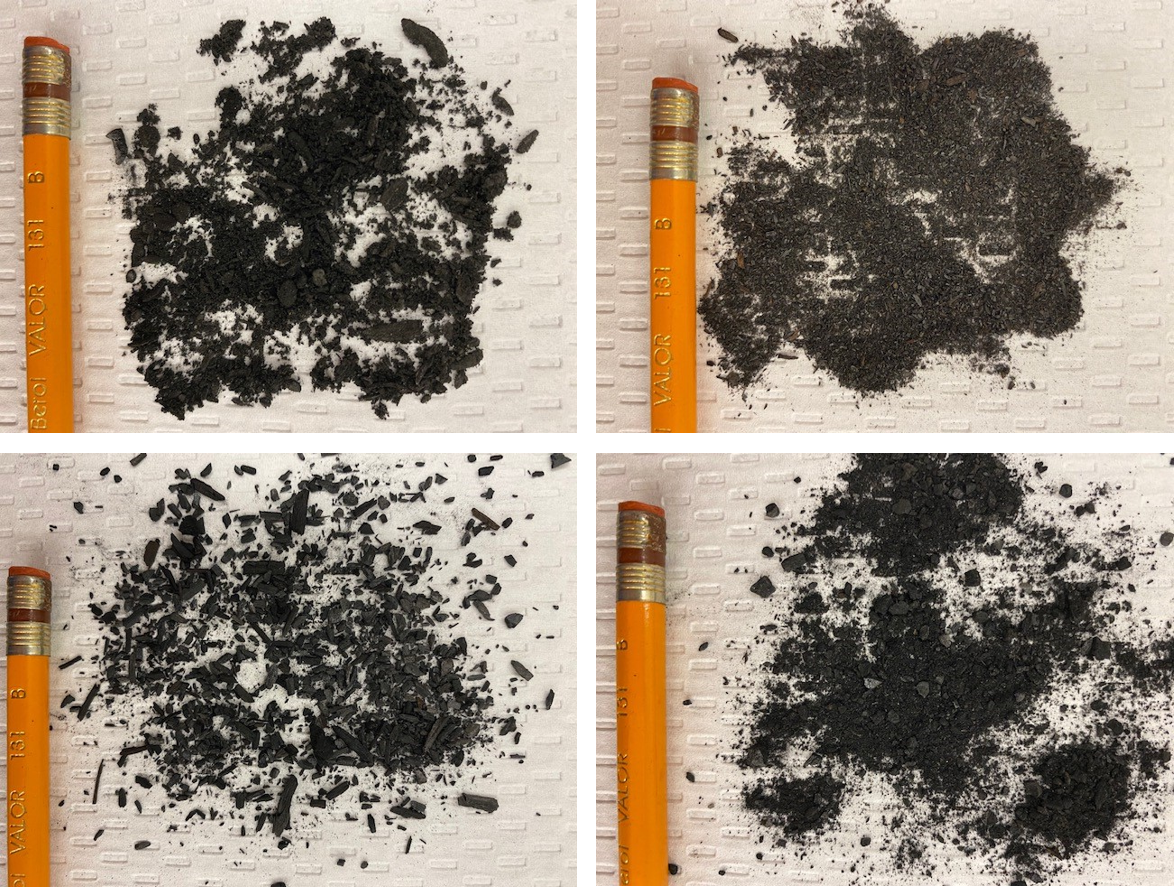 Photo divisée en quatre quadrants distincts, chacun présentant un type différent de biocharbon – substance noire ressemblant à du charbon de bois – à côté d’un crayon pour démontrer sa petite taille