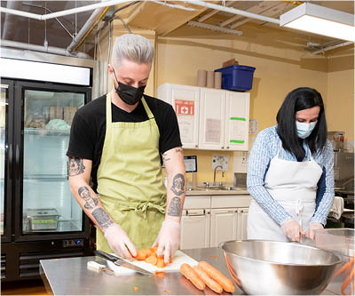 Deux personnes préparent des aliments dans l'une des banques alimentaires du Canada