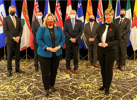 7 des ministres canadiens de l’Agriculture devant les drapeaux fédéral et provinciaux