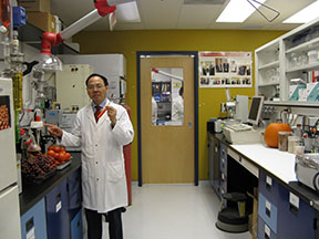 Le chercheur scientifique John Shi, Ph. D., se tient debout dans son laboratoire