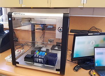 Robot de manipulation de liquides dans un laboratoire de recherche