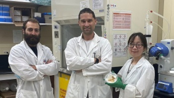 Les chercheurs scientifiques d’AAC, Justin Pahara, Ph. D., Armen Tchobanian, Ph. D. et Damin Kim, Ph. D. sont debout ensemble. Damin Kim tient une boîte de Pétri qui contient des vers-gris préparés en vue de faire une expérience avec des nanoparticules.