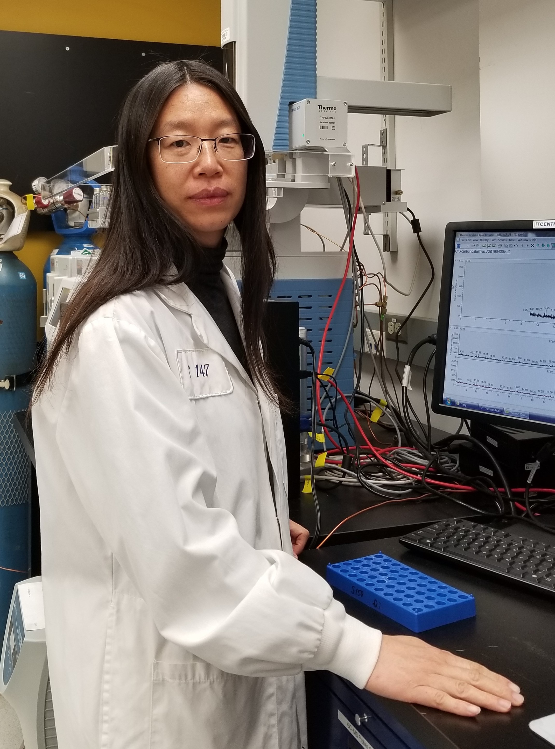 Suqin Shao (Ph.D.) devant un ordinateur dans son laboratoire