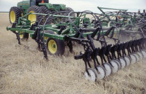 Un tracteur faisant de l'ensemencement sans travail du sol.