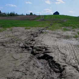 Terres agricoles endommagées par l'érosion du sol et le drainage de surface insuffisant.