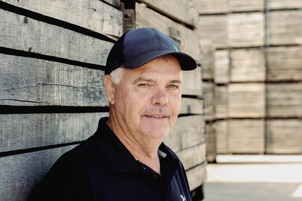 Une photo portrait d'Yvon Van Winden portant une casquette