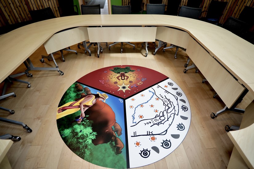 Œuvre d’art installée sur le sol de la salle de réunion principale du Pavillon de cérémonie Mikinàk.